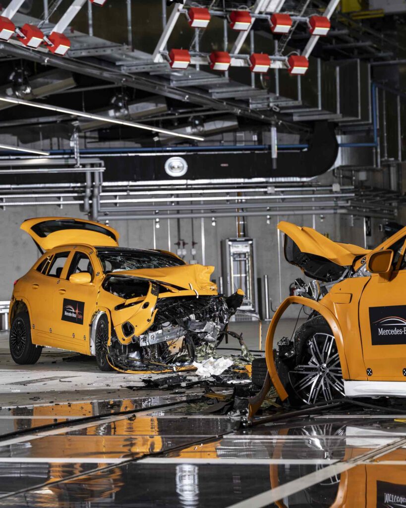 Čelná zrážka elektromobilov Mercedes